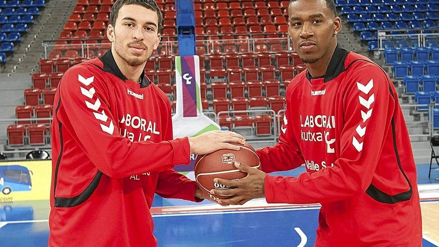 Mike James y Darius Adams posan cuando militaban en el Baskonia en la temporada 2015-16. | FOTO: ALEX LARRETXI