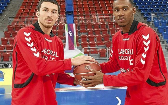 Mike James y Darius Adams posan cuando militaban en el Baskonia en la temporada 2015-16. | FOTO: ALEX LARRETXI