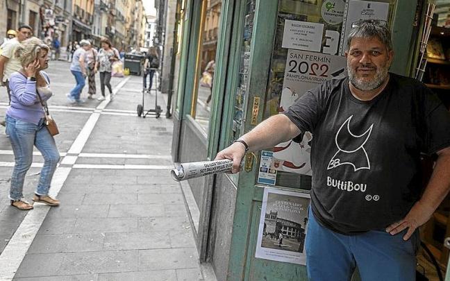 Fachada de la Casa del Libro (izda), en un encierro por Estafeta.