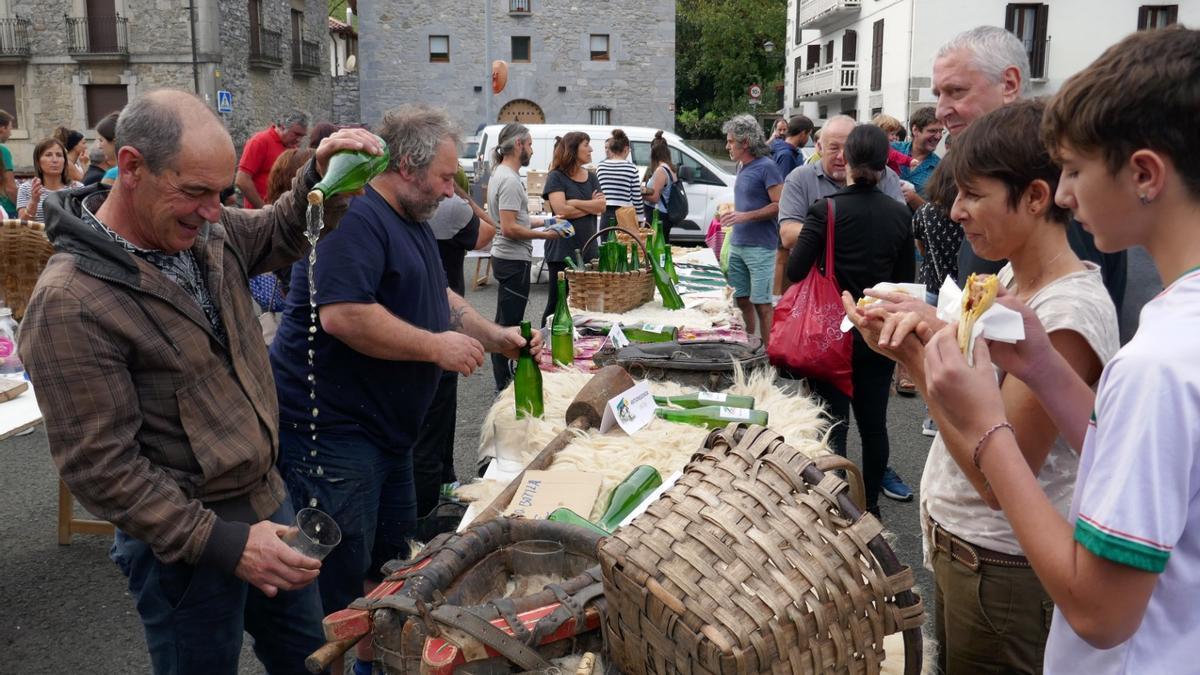 En la feria se pudo degustar sidra de seis caseríos del valle.