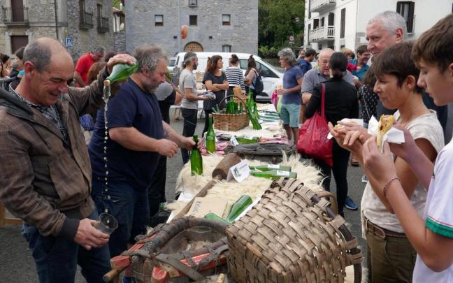 En la feria se pudo degustar sidra de seis caseríos del valle.