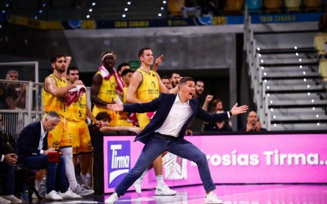 Lakovic, en la imagen durante el Gran Canaria-Granada, est&aacute; siendo el t&eacute;cnico revelaci&oacute;n del arranque de la ACB.