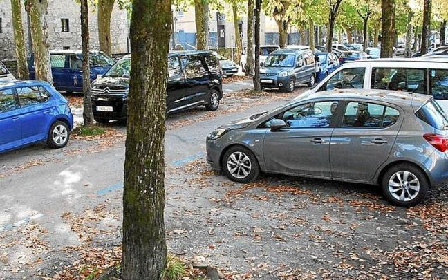 Vehículos aparcados en el Zumardi Txikia.