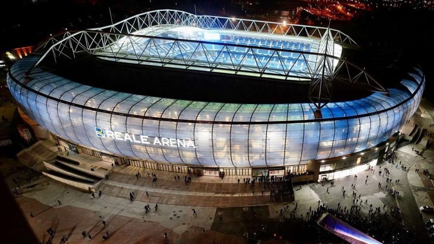 Foto aérea nocturna del estadio de Anoeta