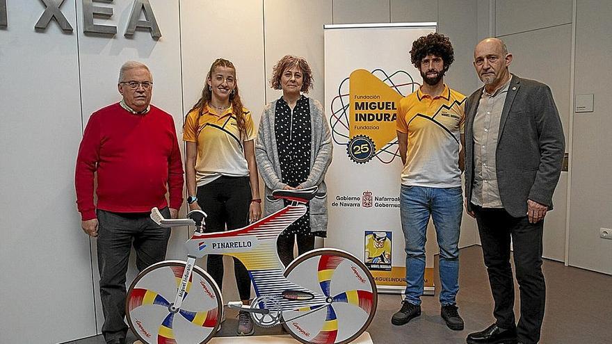 Miguel Pozueta, Nerea Bermejo, Rebeca Esnaola, Benito Ros y Ernesto Modrego, con la ‘Espada’ de Induráin.