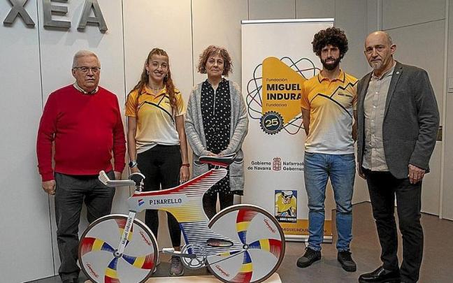 Miguel Pozueta, Nerea Bermejo, Rebeca Esnaola, Benito Ros y Ernesto Modrego, con la ‘Espada’ de Induráin.