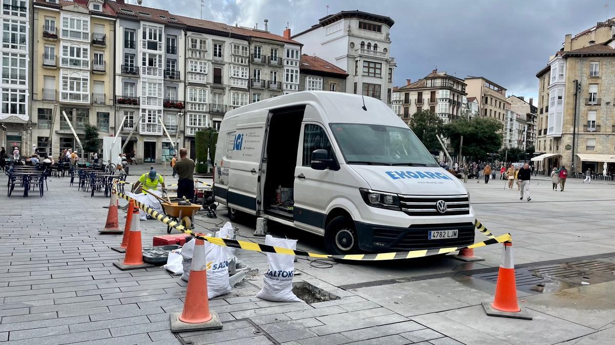 Trabajos en la plaza de la Virgen Blanca.