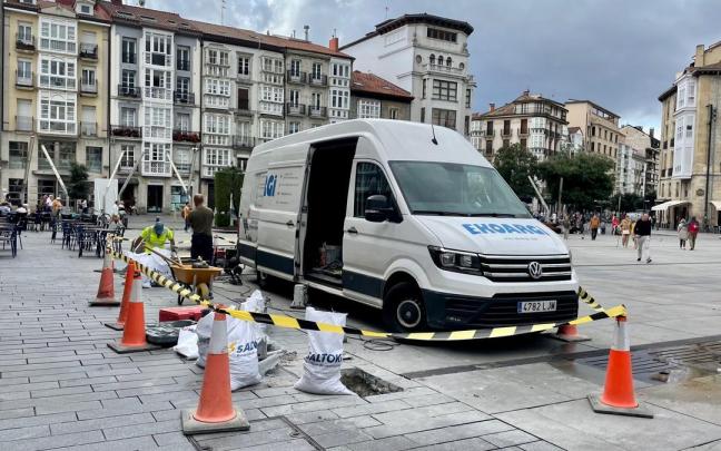 Trabajos en la plaza de la Virgen Blanca.