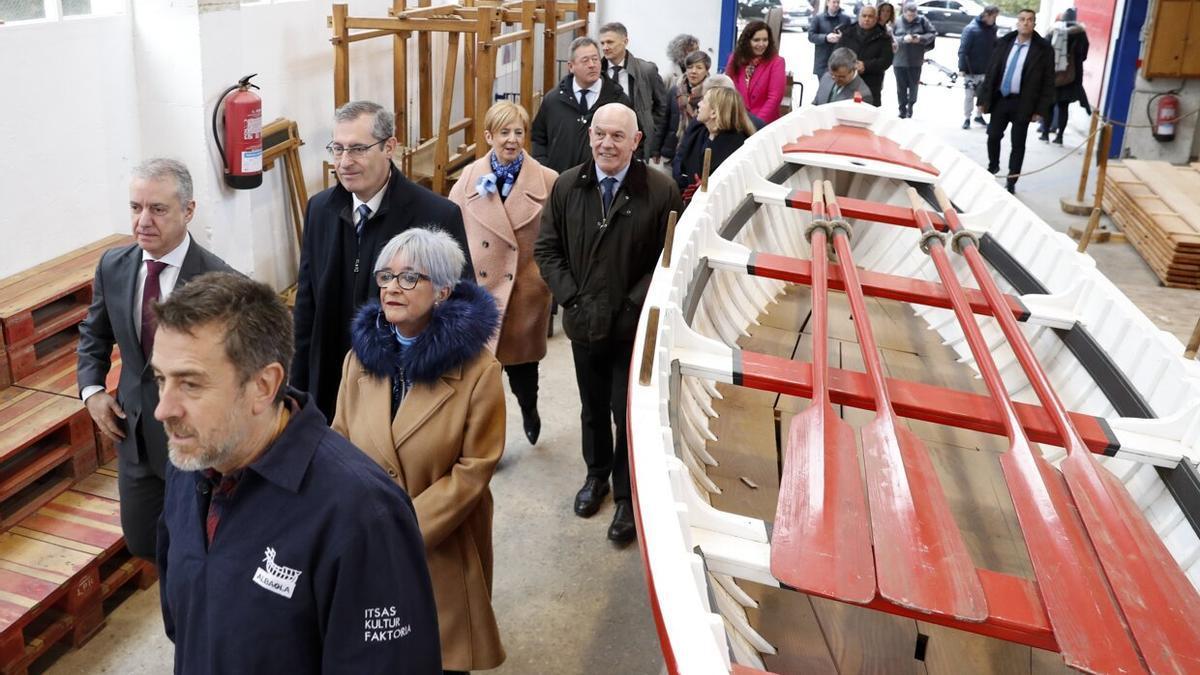 Las autoridades visitan la Factoría Albaola antes de analizar las medidas puestas en marcha para la regeneración de la bahía pasaitarra