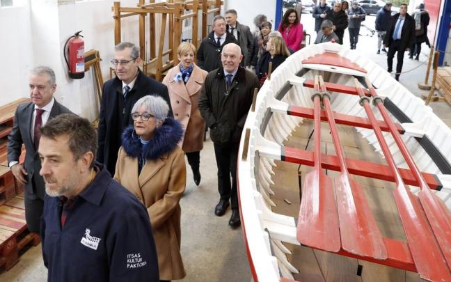 Las autoridades visitan la Factoría Albaola antes de analizar las medidas puestas en marcha para la regeneración de la bahía pasaitarra