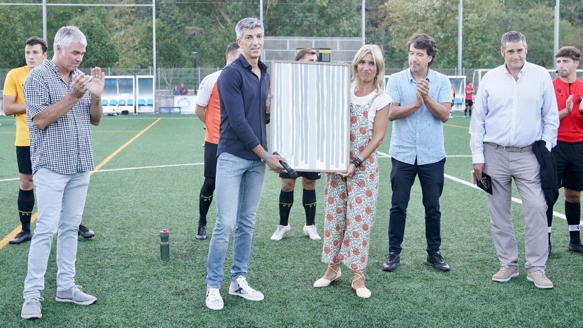 Imanol recibió un obsequio de la organización.