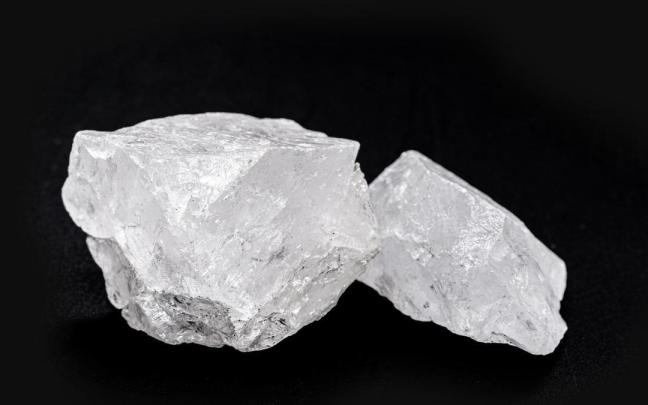 Dos porciones de piedra de alumbre.