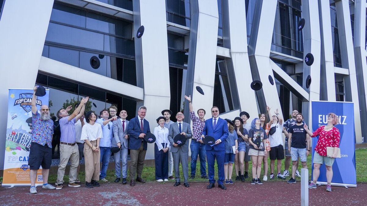 Las autoridades junto a los participantes en la tercera edición del F2P Campus