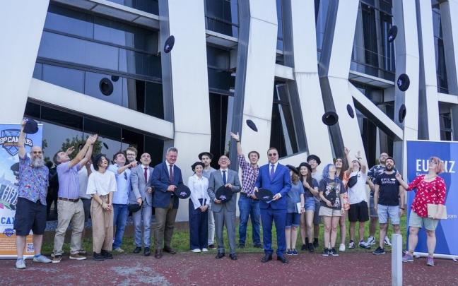Las autoridades junto a los participantes en la tercera edición del F2P Campus Las autoridades junto a los participantes en la tercera edición del F2P Campus