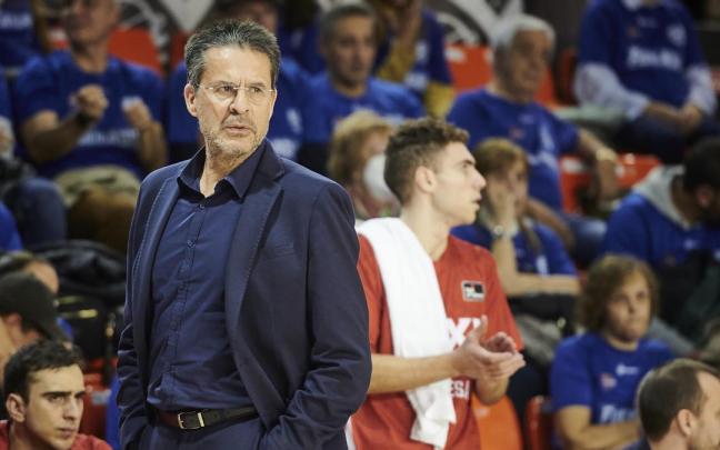 Pedro Martínez sigue con atención el desarrollo de un partido Pedro Martínez sigue con atención el desarrollo de un partido