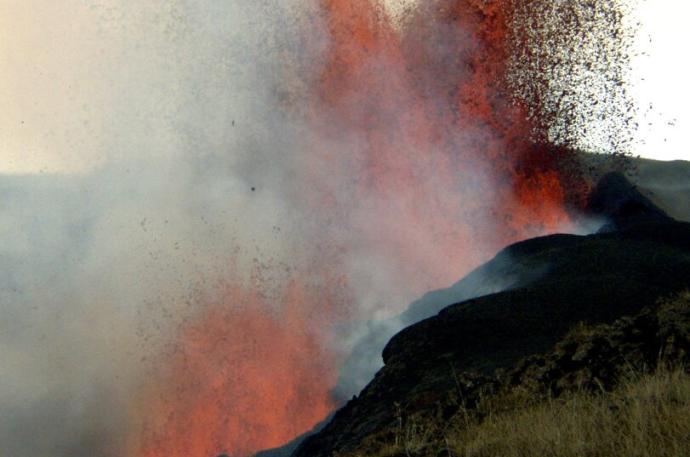 Volcán Sierra Negra en erupción.