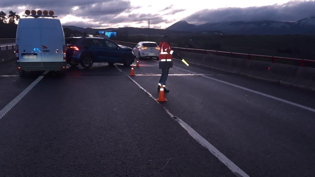 Agentes de Policía Foral regulan el tráfico en el lugar del accidente, en la A-15