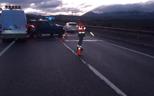 Agentes de Policía Foral regulan el tráfico en el lugar del accidente, en la A-15 Agentes de Policía Foral regulan el tráfico en el lugar del accidente, en la A-15