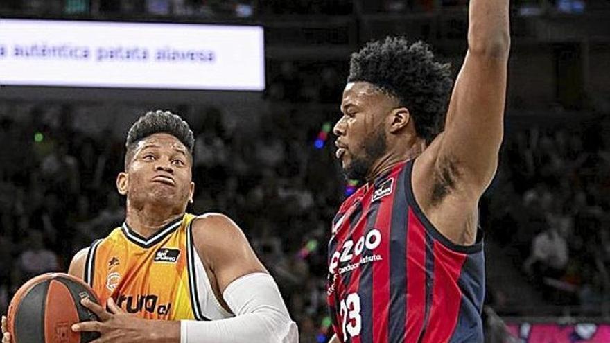 Enoch defiende a Rivero, durante el duelo ante el Valencia.