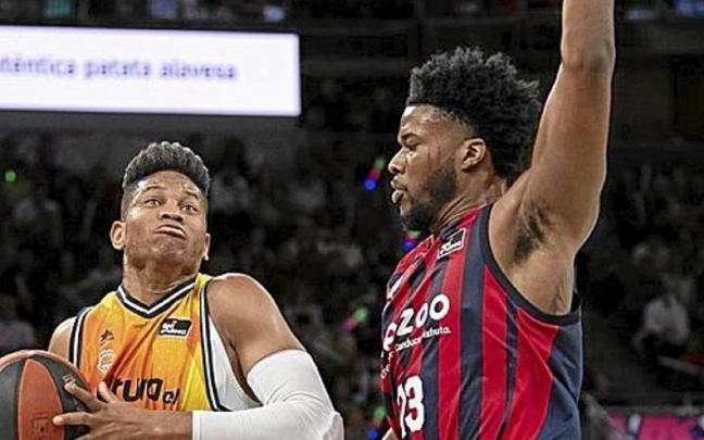 Enoch defiende a Rivero, durante el duelo ante el Valencia.