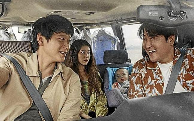 Convertido en el cineasta japonés más referenciado de nuestro tiempo, Koreeda escribe un nuevo y edificante episodio sobre la familia contemporánea en clave de farsa al estilo coreano. Convertido en el cineasta japonés más referenciado de nuestro tiempo, Koreeda escribe un nuevo y edificante episodio sobre la familia contemporánea en clave de farsa al estilo coreano.