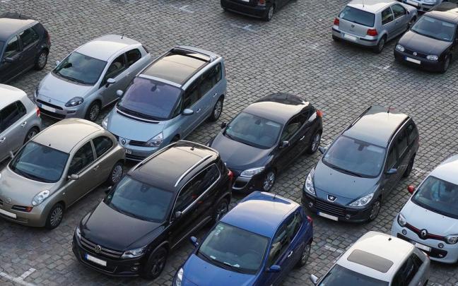 Un parking casi abarrotado de coches. Un parking casi abarrotado de coches.