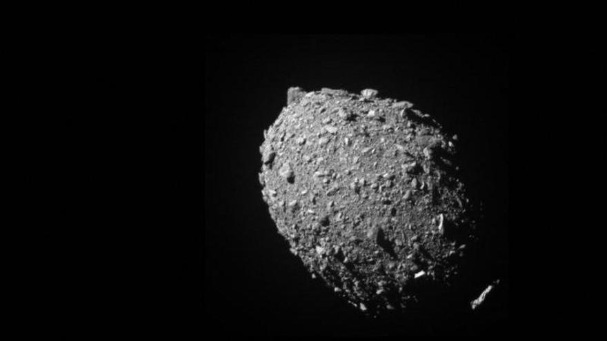 El asteroide Dimorfo fotografiado por la sonda DART justo antes del impacto.