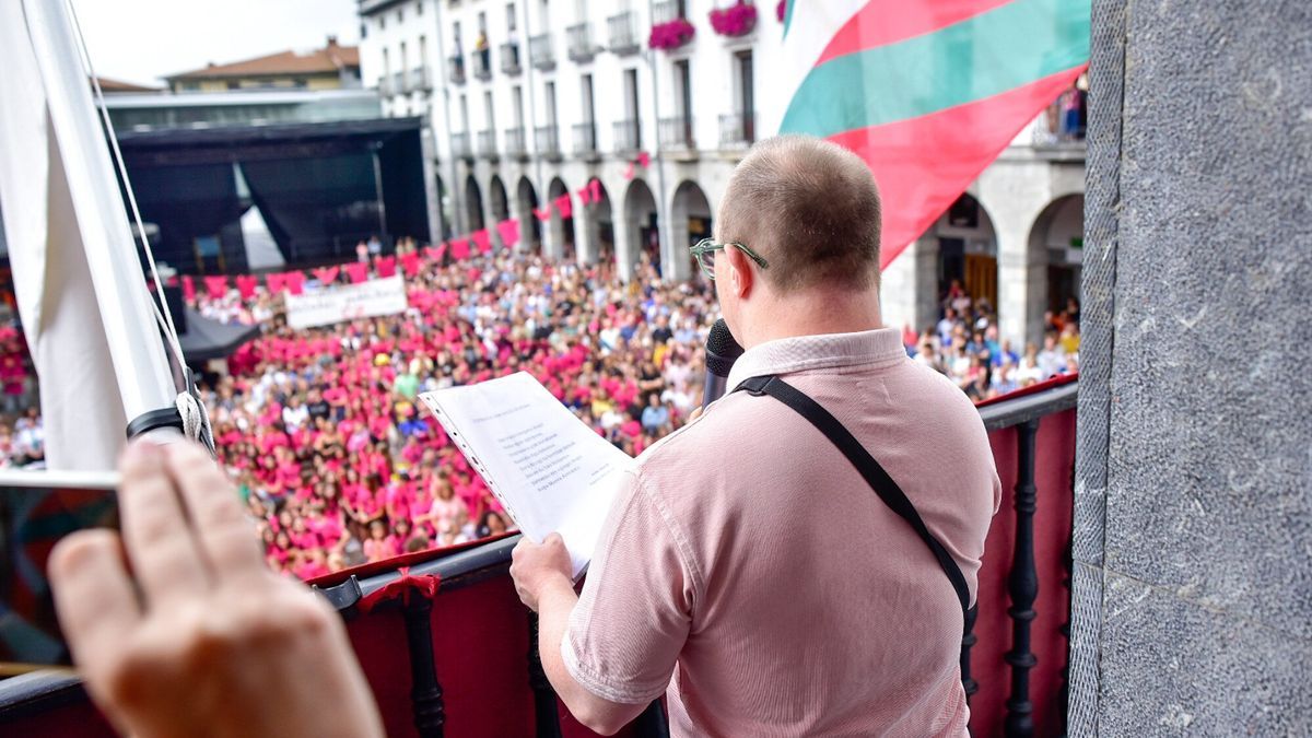 Lanzamiento del txupinazo en Azpeitia