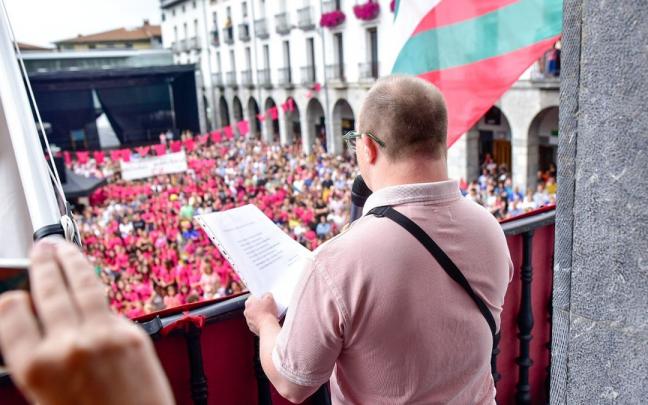 Lanzamiento del txupinazo en Azpeitia Lanzamiento del txupinazo en Azpeitia