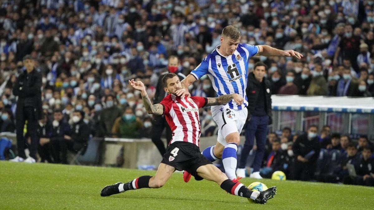 Iñigo Martínez pugna con Alexander Sorloth durante el derbi jugado en Anoeta el 31 de octubre de 2021.