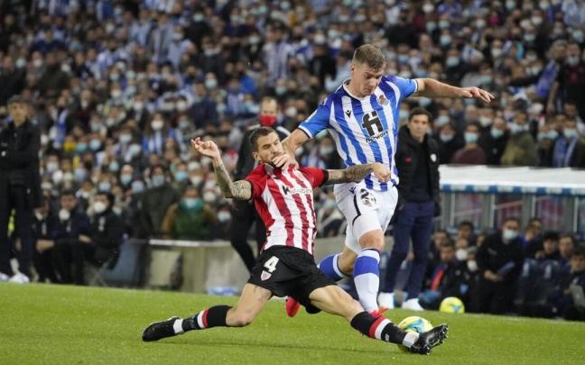 Iñigo Martínez pugna con Alexander Sorloth durante el derbi jugado en Anoeta el 31 de octubre de 2021.
