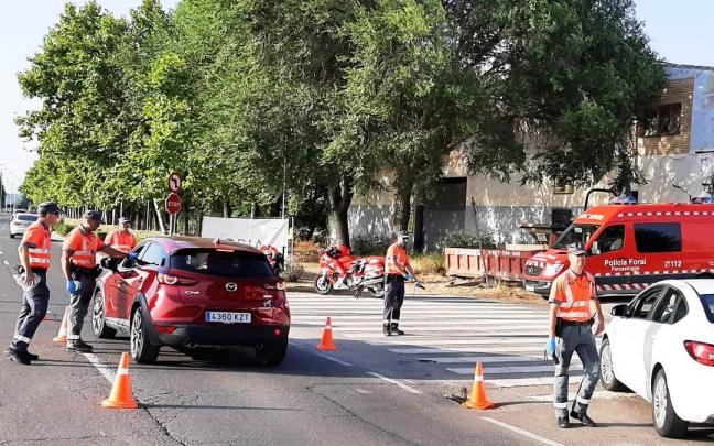 La Policía Foral realizando un control de alcoholemia. La Policía Foral realizando un control de alcoholemia.