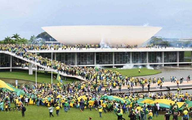 Los bolsonaristas llegan al Congreso.