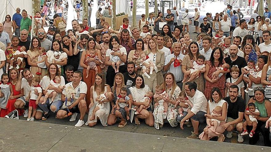 Los niños y niñas nacidos entre septiembre de 2021 y septiembre de 2022 con sus padres y madres.