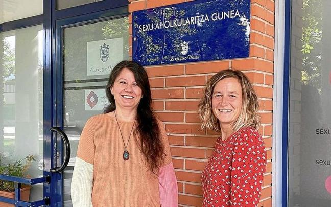 Gloria Vazquez (PSE-EE), concejala de Igualdad, y Aitziber Estonba, sexóloga.