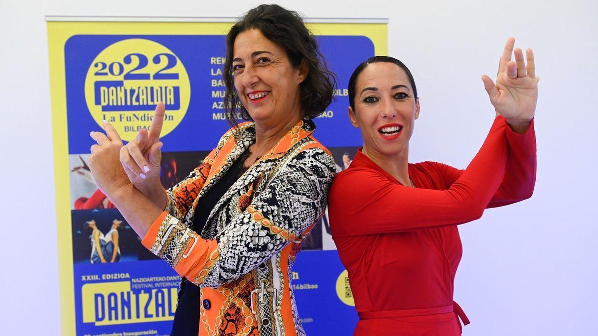 La diputada Lorea Bilbao y la bailaora Ana Morales, que inaugura el festival hoy en la sala Rekalde de Bilbao.