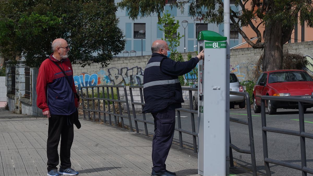 Un conductor saca su tique en San Ignacio, una de las nuevas zonas de OTA que se incorporaron en mayuo