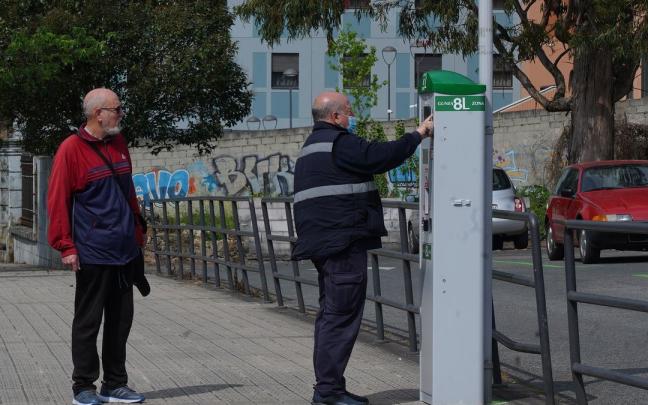 Un conductor saca su tique en San Ignacio, una de las nuevas zonas de OTA que se incorporaron en mayuo