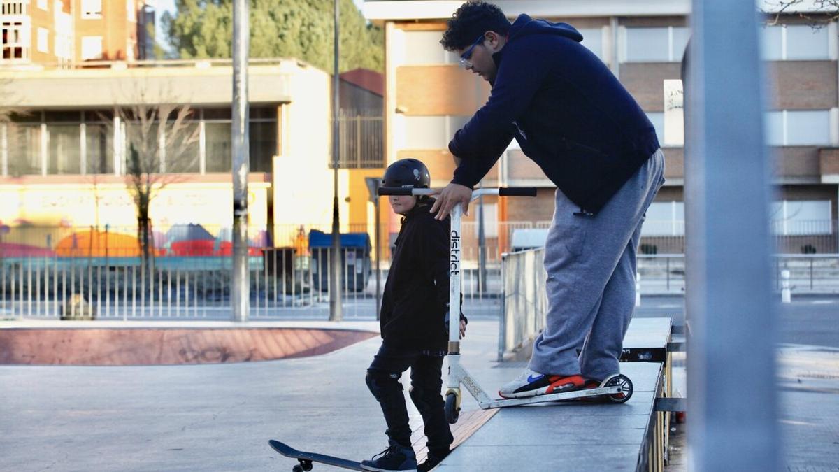 Jóvenes, en un parque de Vitoria