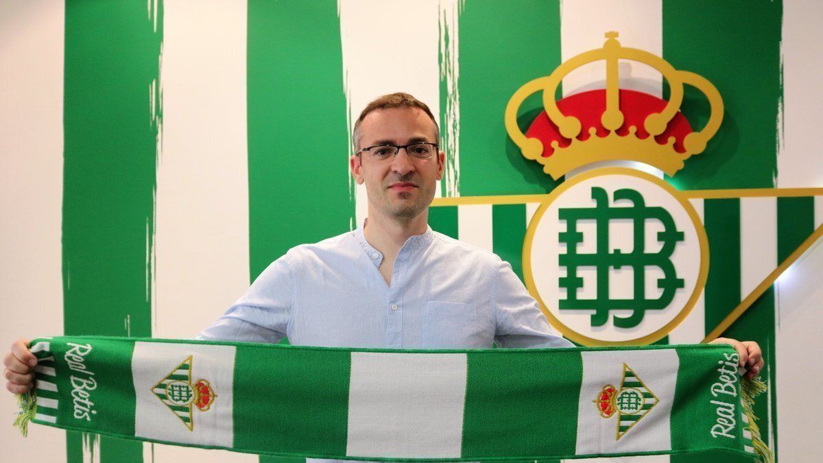 Alonso posa con la bufanda del Real Betis