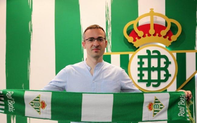 Alonso posa con la bufanda del Real Betis