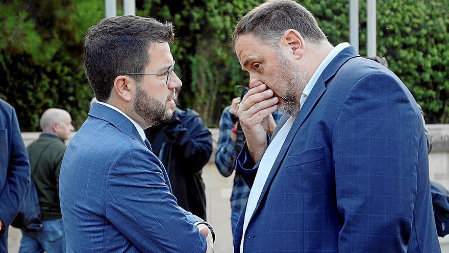 Oriol Junqueras y Pere Aragonès conversan de forma privada en el pasado homenaje a Lluís Companys. | FOTO: EUROPA PRESS