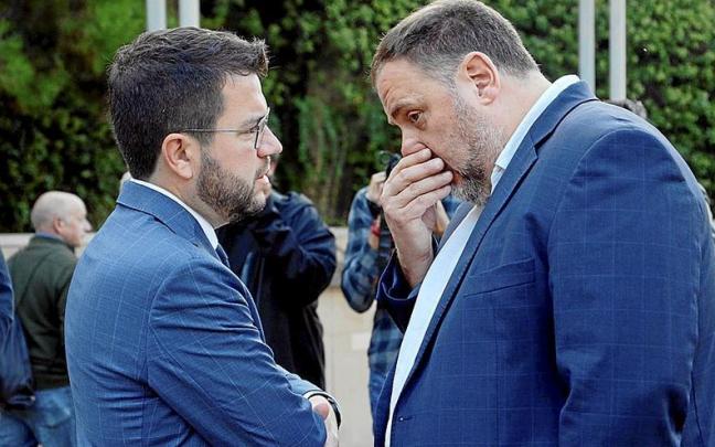 Oriol Junqueras y Pere Aragonès conversan de forma privada en el pasado homenaje a Lluís Companys. | FOTO: EUROPA PRESS
