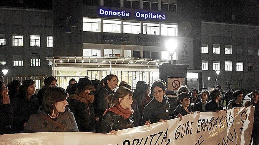 Manifestantes contra la ‘ley del aborto’, en el Hospital Donostia. | FOTO: I.A.