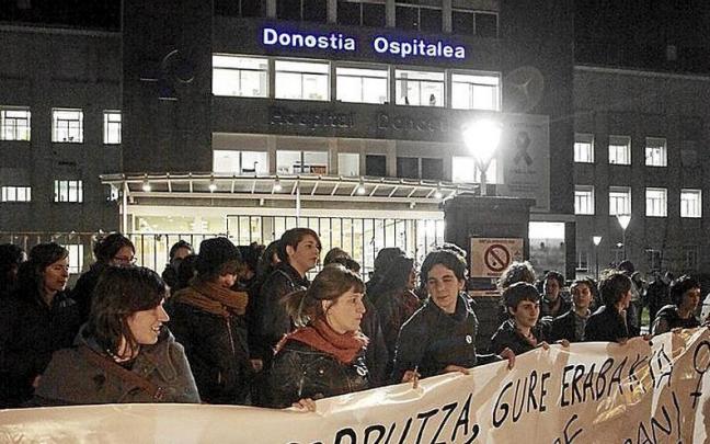 Manifestantes contra la &lsquo;ley del aborto&rsquo;, en el Hospital Donostia. | FOTO: I.A.