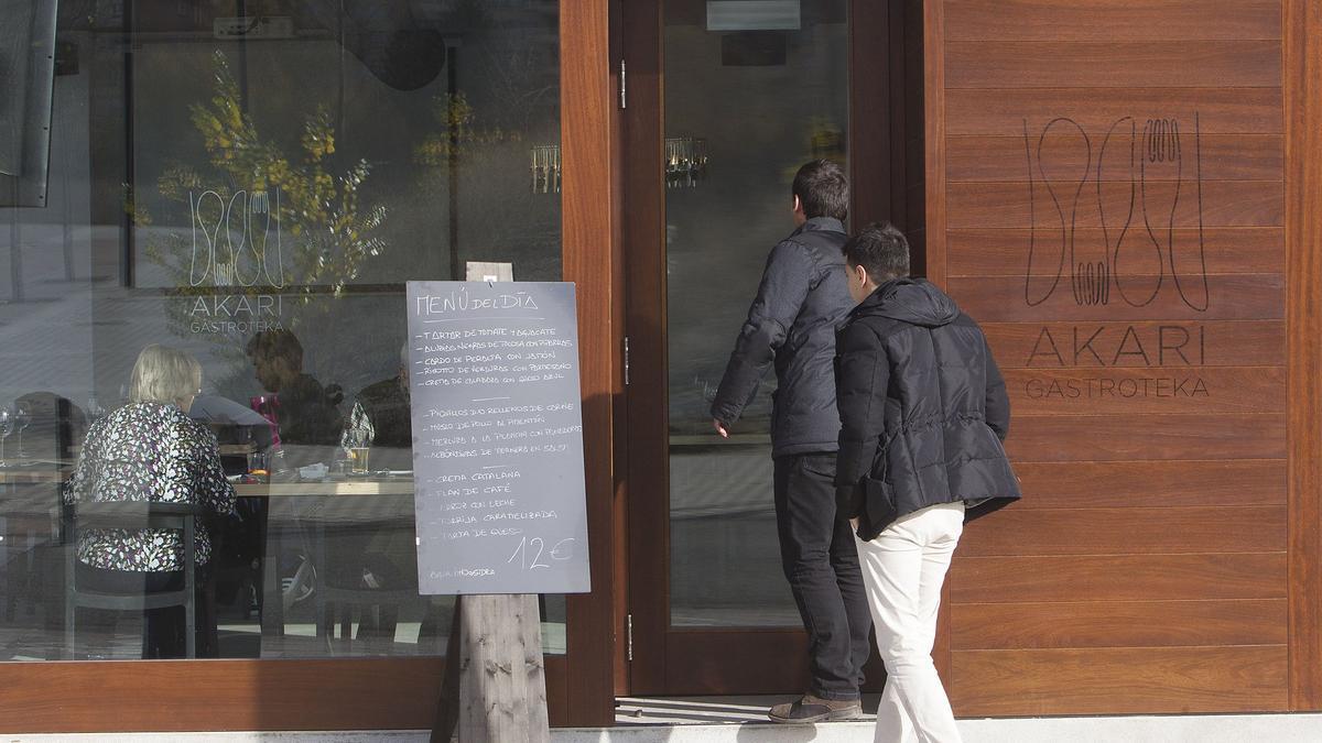 Clientes entrando en el bar Akari Gastroteka, en Lezkairu.