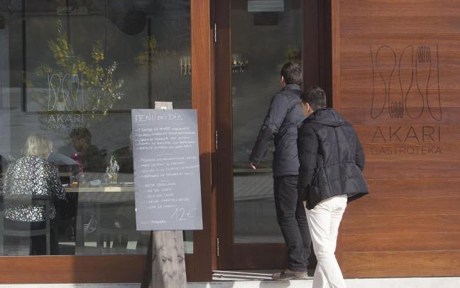 Clientes entrando en el bar Akari Gastroteka, en Lezkairu.