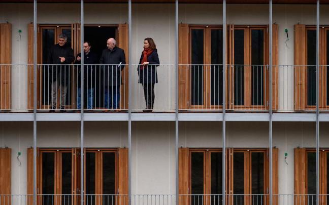 Un momento de la visita a las viviendas de alquiler en Bera. Un momento de la visita a las viviendas de alquiler en Bera.