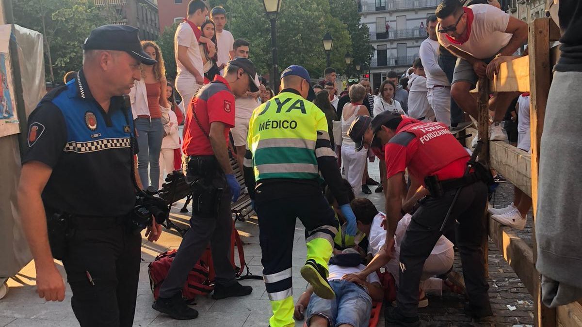 El traslado al hospital García Orcoyen tras ser herido en el encierrillo de las 8 de la mañana.