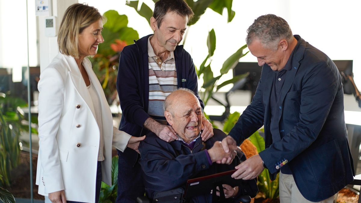 Al recibir la placa, Jenaro no pudo evitar la emoción.